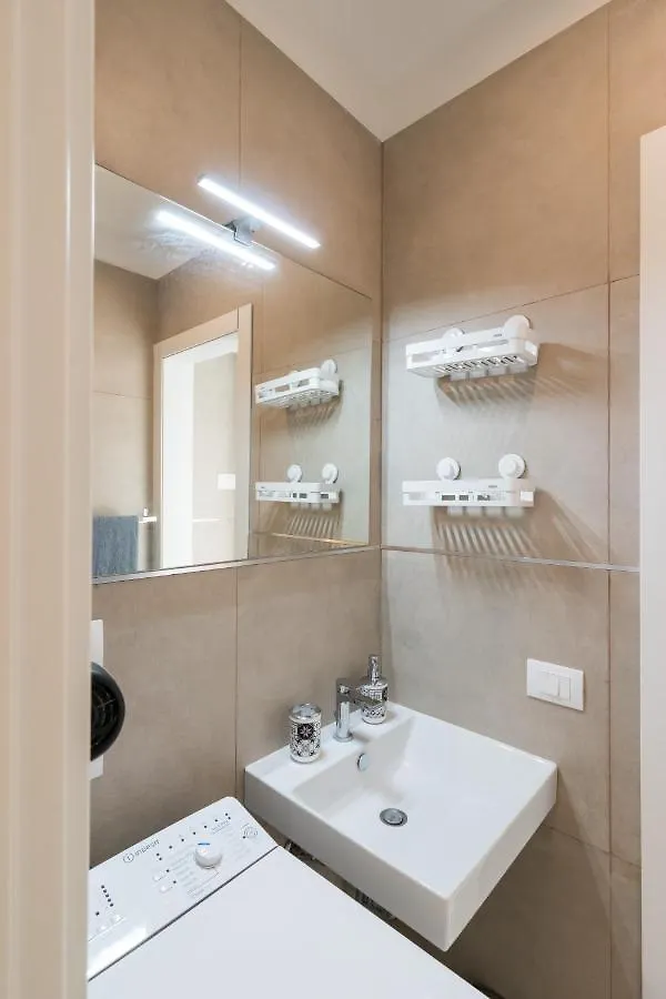 Apartment Maya Loreto ميلان إيطاليا